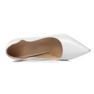 Vue latérale d'un élégant escarpin blanc à bout pointu en cuir verni brillant chic