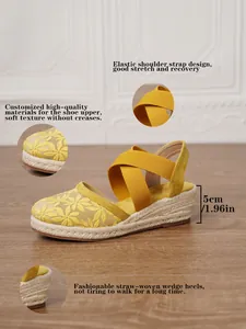 Sandalias de cuña tejidas en paja amarilla con bordado floral y tiras elásticas