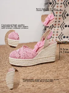 Elegante sandalia de cuña con encaje rosa con un tacón de plataforma de paja de 9,5 cm