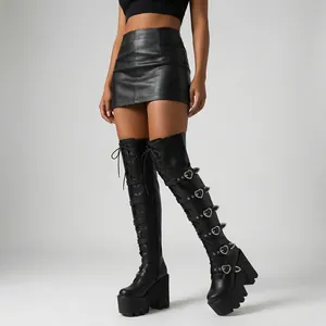 Bottes cuissardes noires à plateforme Punk Y2K avec boucles cœur sur mannequin