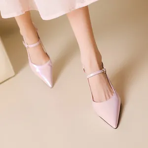 Detalle de elegantes tacones rosas de punta con correa Mary Jane en una modelo.