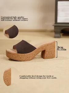 Vista detallada de sandalias de cuña con plataforma marrón, tacón de 8 cm y parte superior suave