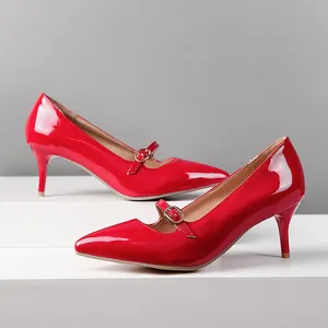 Escarpins élégants en cuir verni rouge à bout pointu avec un talon moyen et une bride à boucle