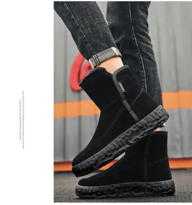 Vista detallada de botas de invierno de gamuza negra para hombre con suela ligera EVA.