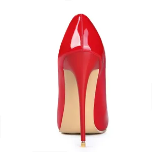 Vista trasera detallada de zapatos de tacón de aguja clásicos en charol rojo elegante