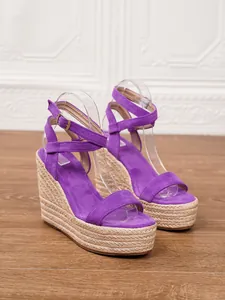 Vista lateral de sandalias de cuña moradas con plataforma de yute trenzada y correa