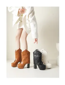 Vista detallada de botas con plataforma y tacón grueso para mujer en marrón, negro y blanco