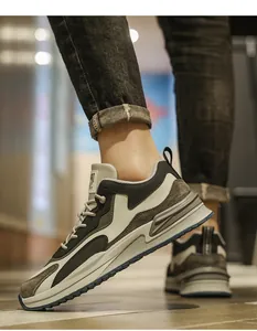Herren-Sneaker mit dicker Sohle und atmungsaktiven Einsätzen für den Außenbereich.
