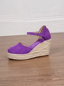 Detail lila Wildleder-Keilsandaletten mit geflochtener Jute-Plattform und Fesselriemen