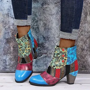 Détail de bottines pour femmes en cuir patchwork bohème coloré avec des talons hauts.