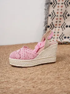 Detalle del empeine de ganchillo rosa y suela de esparto en sandalias para mujer