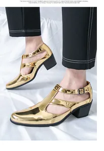 Détail des sandales à talons hauts pour hommes en métal doré brillant avec des brides.