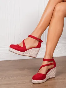 Sandales compensées en daim rouge à bout fermé avec semelle en corde et bride
