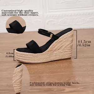 Sandalias de plataforma con cuña de paja tejida negra con tacón alto de 11,5 cm y estilo