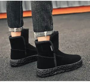 Vista trasera de botas de invierno para hombre en ante negro con suela gruesa