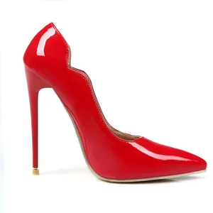 Zapatos rojos de tacón alto en charol con punta fina y bordes ondulados, vista lateral.