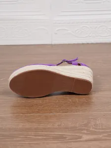 Elegante lila Wildleder-Plateau-Espadrilles mit Keilabsatz, Knöchelriemen und Seildetail