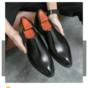 Nahaufnahme von schwarzen, spitz zulaufenden Leder-Loafers für Herren mit poliertem Finish