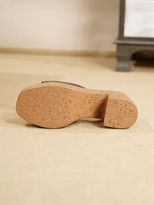 Primer plano de la suela de plataforma de corcho de una sandalia de mujer muy elegante.