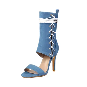 Détail de profil de sandales à talons aiguilles en jean avec lacets pour femme
