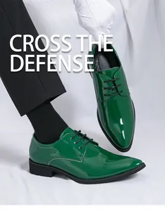 Detailansicht glänzender grüner Lackleder-Derbyschuhe mit elegantem, spitzem Zehendesign