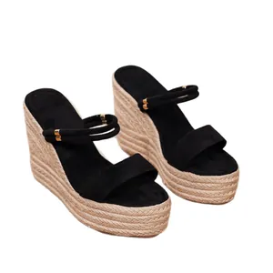 Sandalias de plataforma con cuña de paja tejida en negro y elegantes toques dorados