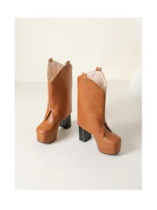 Botas marrones de mujer con tacón de bloque y plataforma de diseño vanguardista.