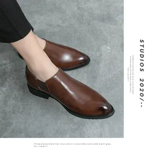 Detailansicht der stilvollen braunen spitz zulaufenden Leder-Slipper für Herren