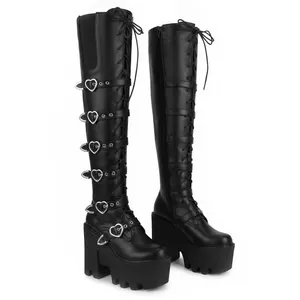 Vue détaillée des bottes à plateforme noires au-dessus du genou avec boucles en cœur.