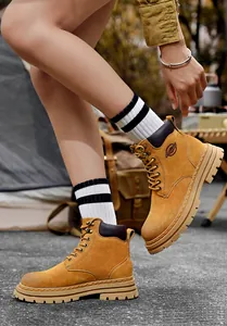 Bottes de travail en cuir jaune de haute qualité avec semelles épaisses en extérieur.