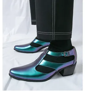 Vue détaillée de sandales à talons hauts pour hommes iridescentes au fini métallisé