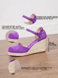 Eleganti sandali zeppa camoscio viola con cinturino caviglia e tacco 8 cm dettagli