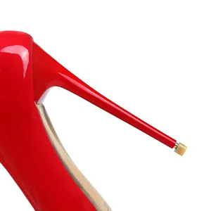 Clásicos zapatos de tacón de aguja en charol rojo con detalle elegante