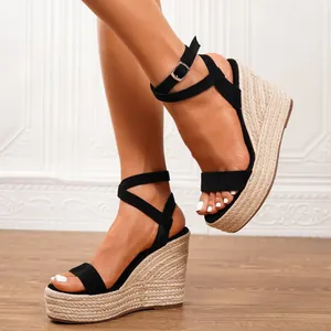 Elegantes sandalias de cuña de ante negro con plataforma de cuerda y tira al tobillo