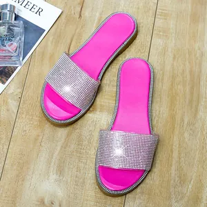 Close-up van elegante felroze slippers met sprankelende bandjes met strassteentjes