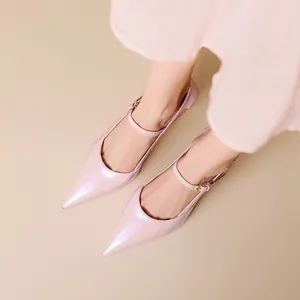 Detalle del acabado rosa nacarado y la elegante punta de estos zapatos de tacón alto.