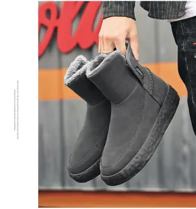 Vista detallada de botas de invierno para hombre en ante gris con forro de piel y suela de EVA.