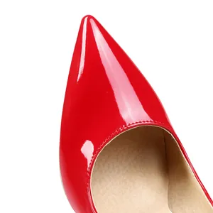 Primer plano de un zapato de tacón rojo en charol con punta fina y costuras detalle