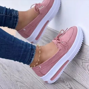 Detailansicht der rosa Plateau-Schuhe mit dicker weißer Sohle und Schnürung vorne