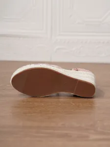 Vista detallada de la suela de goma de estas sandalias de cuña rosas