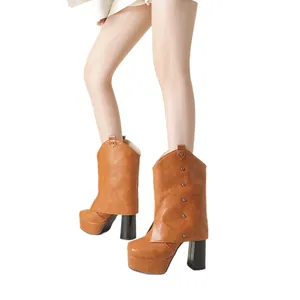 Botines de mujer marrón con tacón grueso, plataforma y detalles de remaches