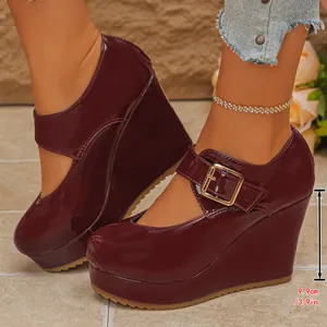 Nahaufnahme weinroter Lackleder Mary Jane Keilabsatzschuhe mit 9,9 cm Plateauhöhe