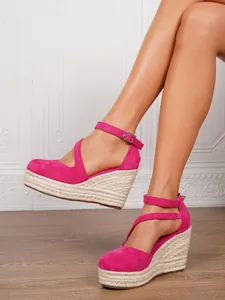 Detailansicht von fuchsiafarbenen Wildleder Espadrilles Keilsandaletten mit Knöchelriemen