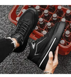 Vue détaillée de baskets montantes noires élégantes pour hommes avec rayures blanches