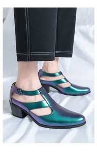 Vue détaillée de sandales à talons hauts pour hommes aux reflets violets et verts