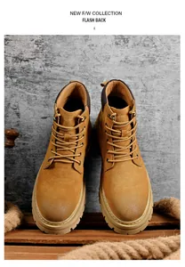 Vue de dessus de bottes de travail classiques en cuir beige sur une palette en bois.