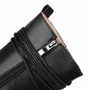 Détail de la fermeture éclair latérale et du lacet sur botte en cuir noir à talons