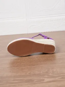 Vista inferiore del sandalo con zeppa espadrillas viola e suola antiscivolo