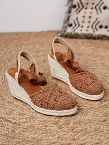 Elegantes sandalias alpargatas con cuña de ganchillo marrón para las vacaciones de verano