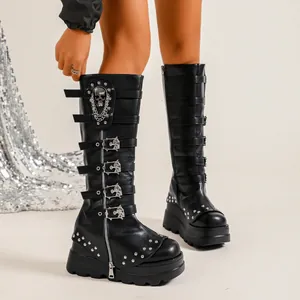 Gros plan de bottes gothiques à plateforme avec boucles tête de mort argentées